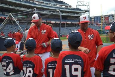 Savoy students receive autographs from Nats players